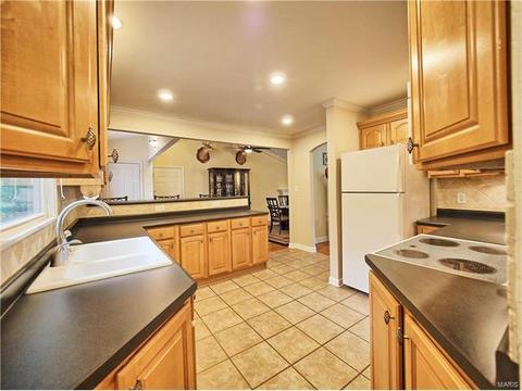 812 Lindell Dr, Ballwin, MO 63011 photo 4