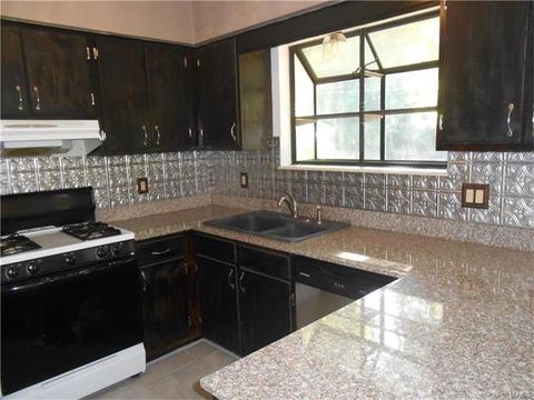 812 White Picket Ln, Ballwin, MO 63021 photo 2