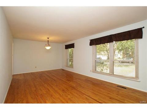 889 Parma Dr, Ballwin, MO 63021 photo 2