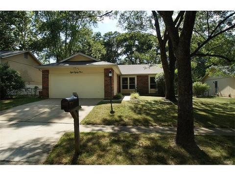889 Parma Dr, Ballwin, MO 63021 photo 1