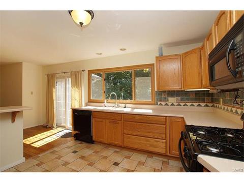 889 Parma Dr, Ballwin, MO 63021 photo 4