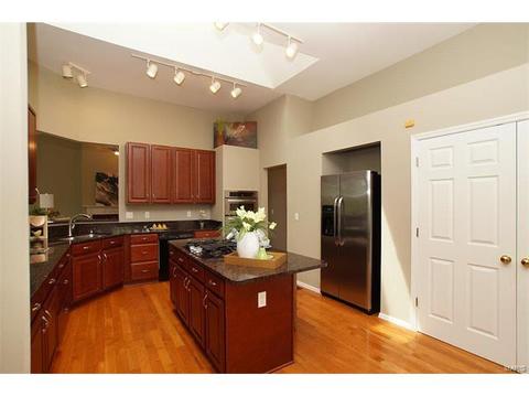 950 Timber Glen Ln, Ballwin, MO 63021 photo 3