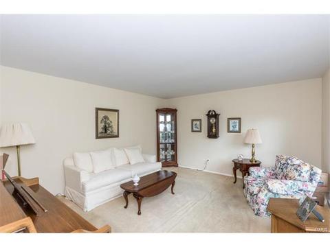 111 Breezeview Dr, Ballwin, MO 63021 photo 4
