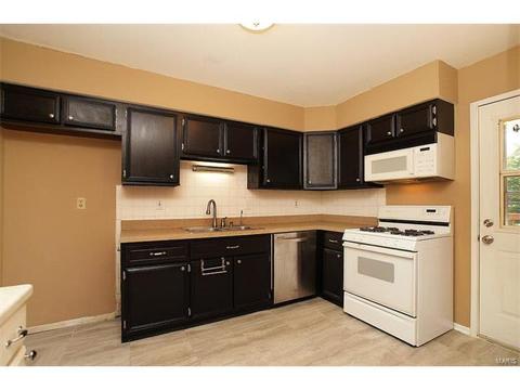 308 Wembley Ln, Ballwin, MO 63021 photo 2