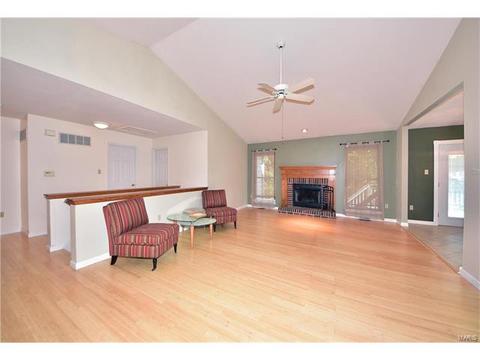324 Buckhurst Dr, Ballwin, MO 63021 photo 2