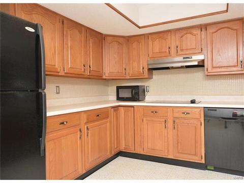 10 Leaside, Ballwin, MO 63011 photo 3