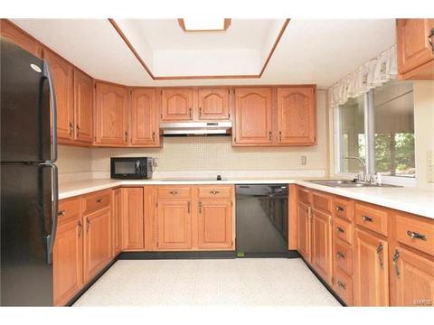 10 Leaside, Ballwin, MO 63011 photo 2