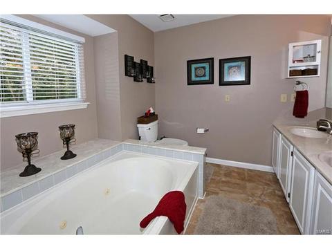 1938 Strawberry Ridge Dr, Ballwin, MO 63021 photo 13