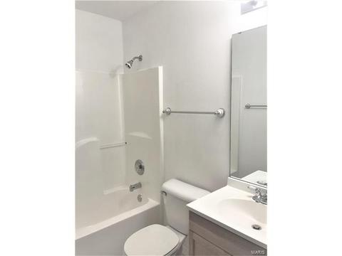 125 Towne Square Ct, Eureka, MO 63025 photo 9