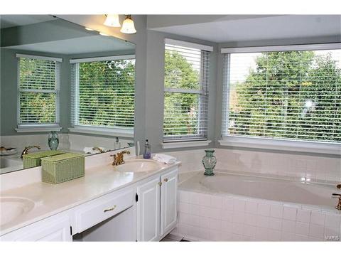 425 April Oaks Ct, Ballwin, MO 63021 photo 16