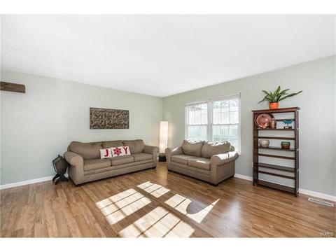 215 Valleyoak Ct, Ballwin, MO 63021 photo 2