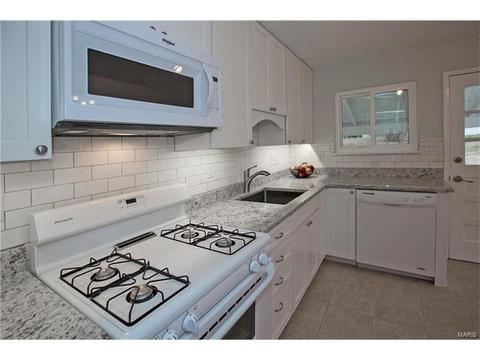 220 Chamberlin Dr, Ballwin, MO 63021 photo 3