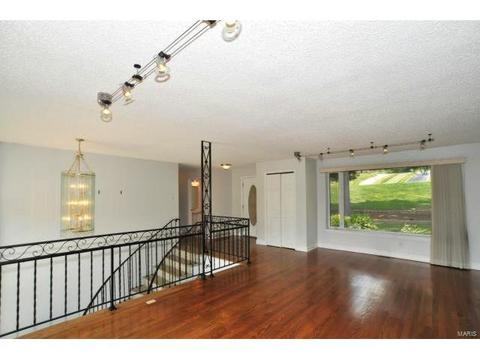 19 Lochhaven Ln, Ballwin, MO 63021 photo 2
