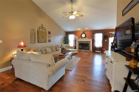 506 Coronation Dr, O'fallon, MO 63366 photo 3
