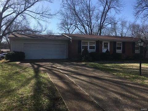 499 Spring Mdws, Manchester, MO 63011 photo 1