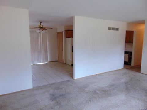 499 Spring Mdws, Manchester, MO 63011 photo 2