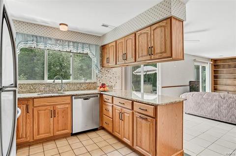 1119 Pinrun Dr, Ballwin, MO 63011 photo 4