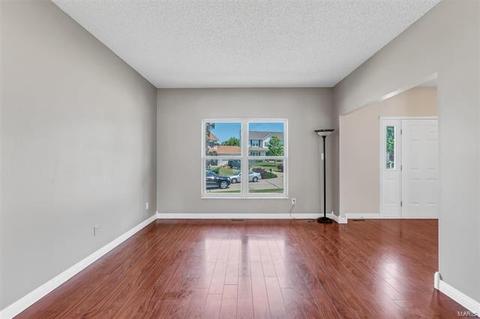 1949 Hedge Dr, O'fallon, MO 63366 photo 4
