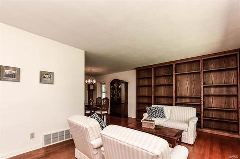 14 Hedgewood Ln, Manchester, MO 63011 photo 4