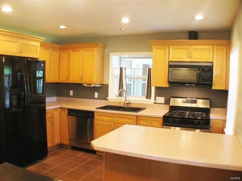 10437 E Watson, Sunset Hills, MO 63127 photo 2