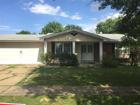 324 New Ballwin Dr, Ballwin, MO 63021 photo 2