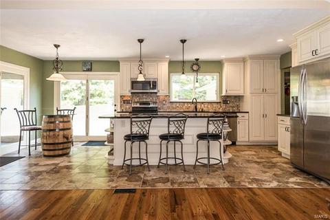 585 Rolling Glen Ln, Ballwin, MO 63011 photo 17