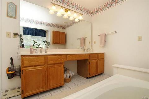 1518 Glenn Brooke Woods Cir, Ballwin, MO 63021 photo 11