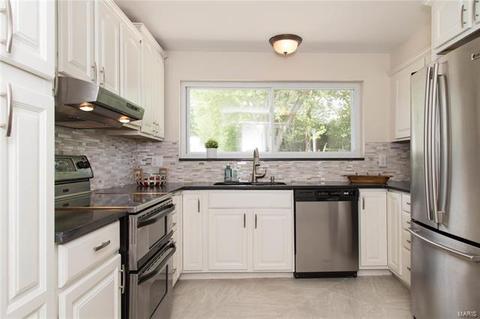 500 Iron Lantern Dr, Ballwin, MO 63011 photo 3