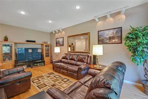509 Gatehall, Ballwin, MO 63011 photo 2