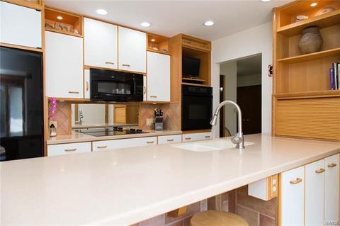818 Forest Vlg, Ballwin, MO 63021 photo 12