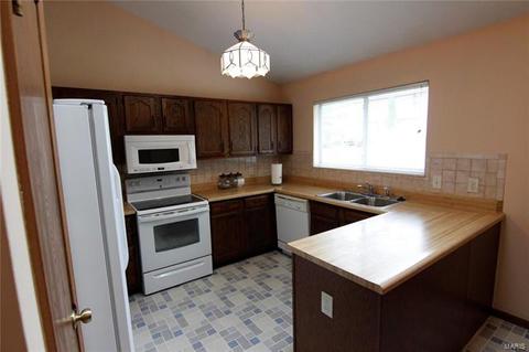1058 Columbard Dr, Ballwin, MO 63021 photo 11