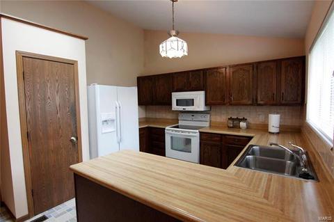1058 Columbard Dr, Ballwin, MO 63021 photo 10