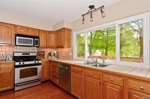 579 Golfwood Dr, Ballwin, MO 63021 photo 5