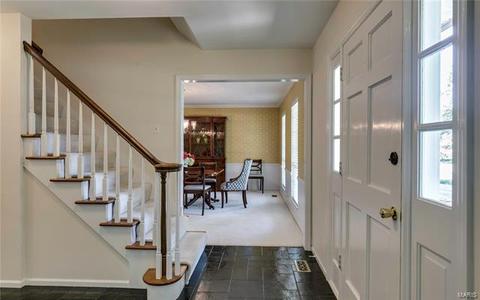 647 Golfview Dr, Ballwin, MO 63011 photo 2