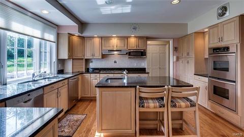 12 Upper Barnes Rd, Ladue, MO 63124 photo 8