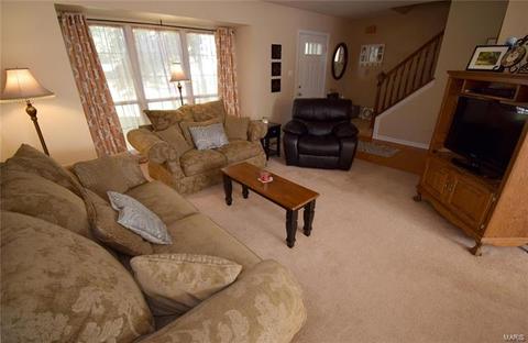 560 Elm Xing, Ballwin, MO 63021 photo 2