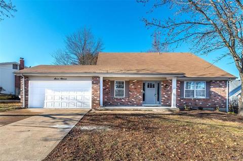 711 Woodrun, Ballwin, MO 63021 photo 1