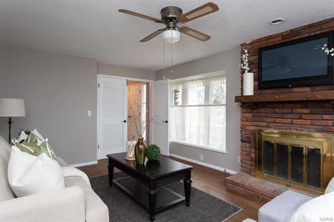 677 Henry Ave, Manchester, MO 63011 photo 2