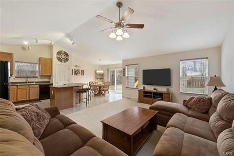 517 Springhurst Pkwy, O'fallon, MO 63368 photo 4