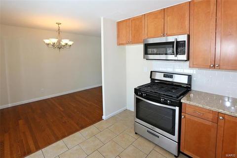 703 Chantilly Ct, Ballwin, MO 63011 photo 5