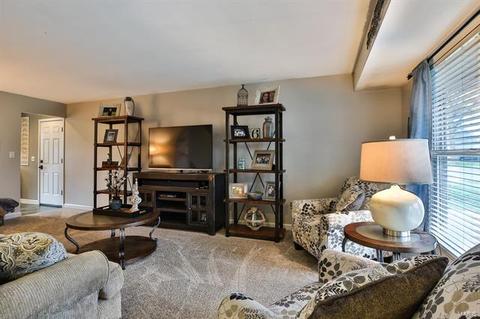 564 Goldwood Dr, Ballwin, MO 63021 photo 4