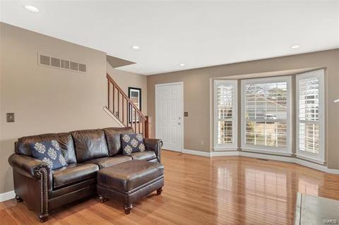1043 Johanna Dr, Ballwin, MO 63021 photo 4
