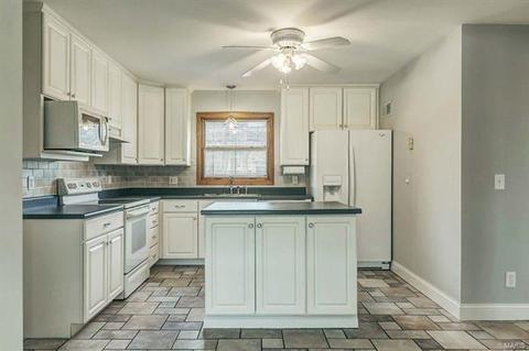 1227 Miremont Dr, Manchester, MO 63011 photo 2