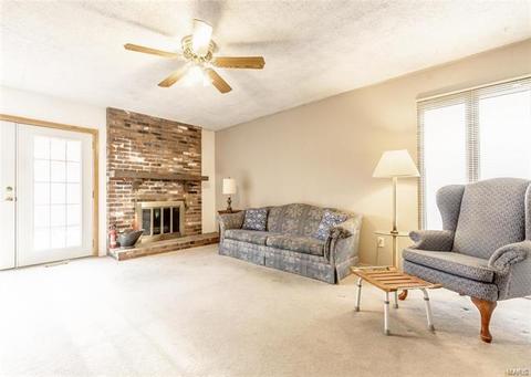 801 Bergquist Dr, Ballwin, MO 63011 photo 2
