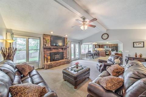 802 Clover Ln, O'fallon, MO 63366 photo 3