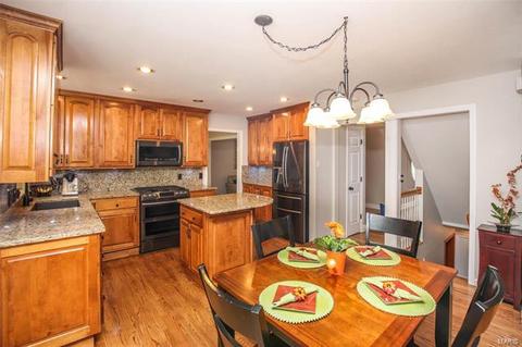 810 Weatherwood Dr, Manchester, MO 63021 photo 2