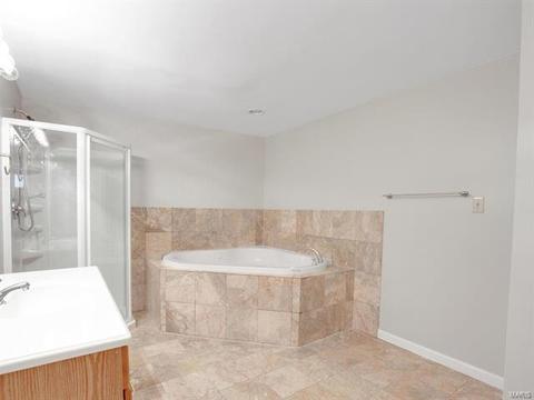 818 Clintwoode Ct, Ballwin, MO 63021 photo 37