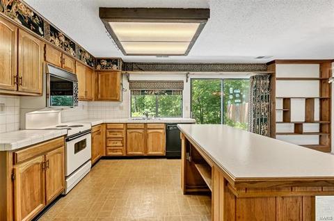 1377 Hampton Rd, Saint Charles, MO 63303 photo 6