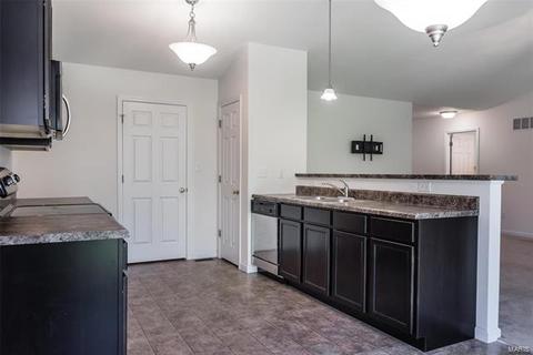 560 Springhurst, O'fallon, MO 63368 photo 2