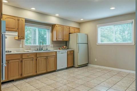 526 Spring Meadows Dr, Manchester, MO 63011 photo 6